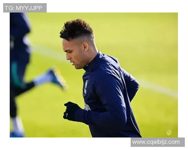 穿蓝色足球鞋的球星盘点 他们的脚下风采与赛场精彩表现 穿蓝色足球鞋的球星盘点 他们的脚下风采与赛场精彩表现