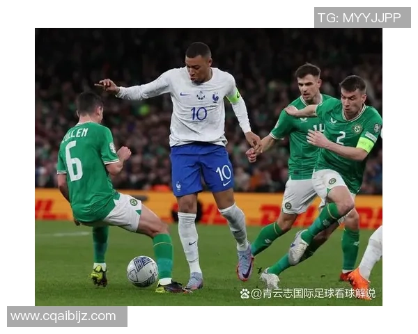 球星闪耀绿茵场 激烈对抗引爆足球现场激情瞬间 球星闪耀绿茵场 激烈对抗引爆足球现场激情瞬间