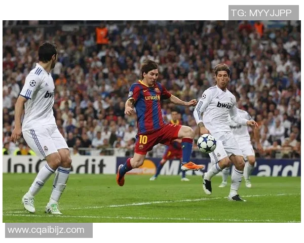 《从梅西到C罗足球巨星的巅峰之路及影响力解析》